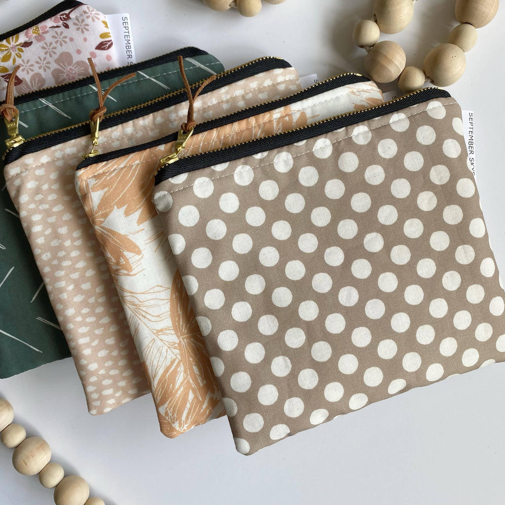 Simple zipped pouch in linen dot