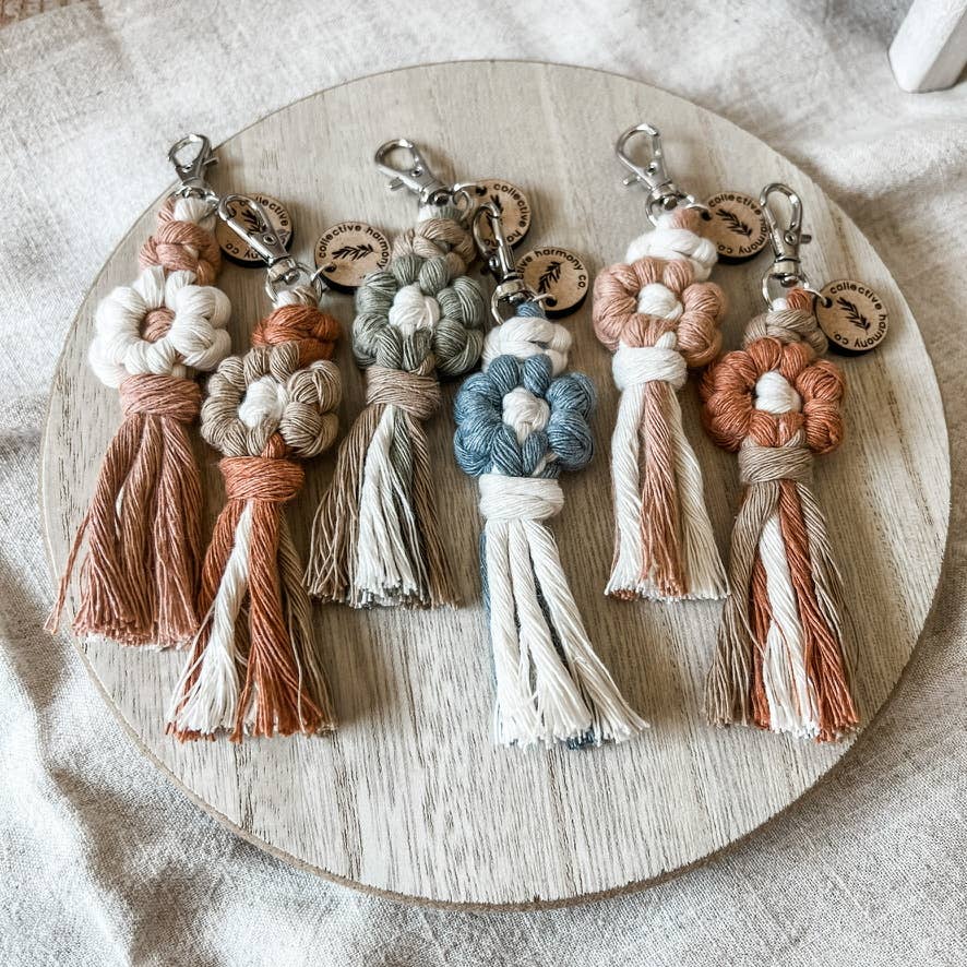 Daisy keychain | macrame keychain | flower keychain
