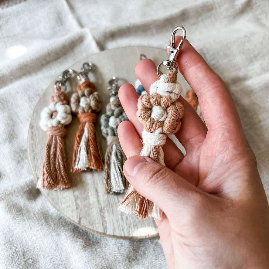 Daisy keychain | macrame keychain | flower keychain