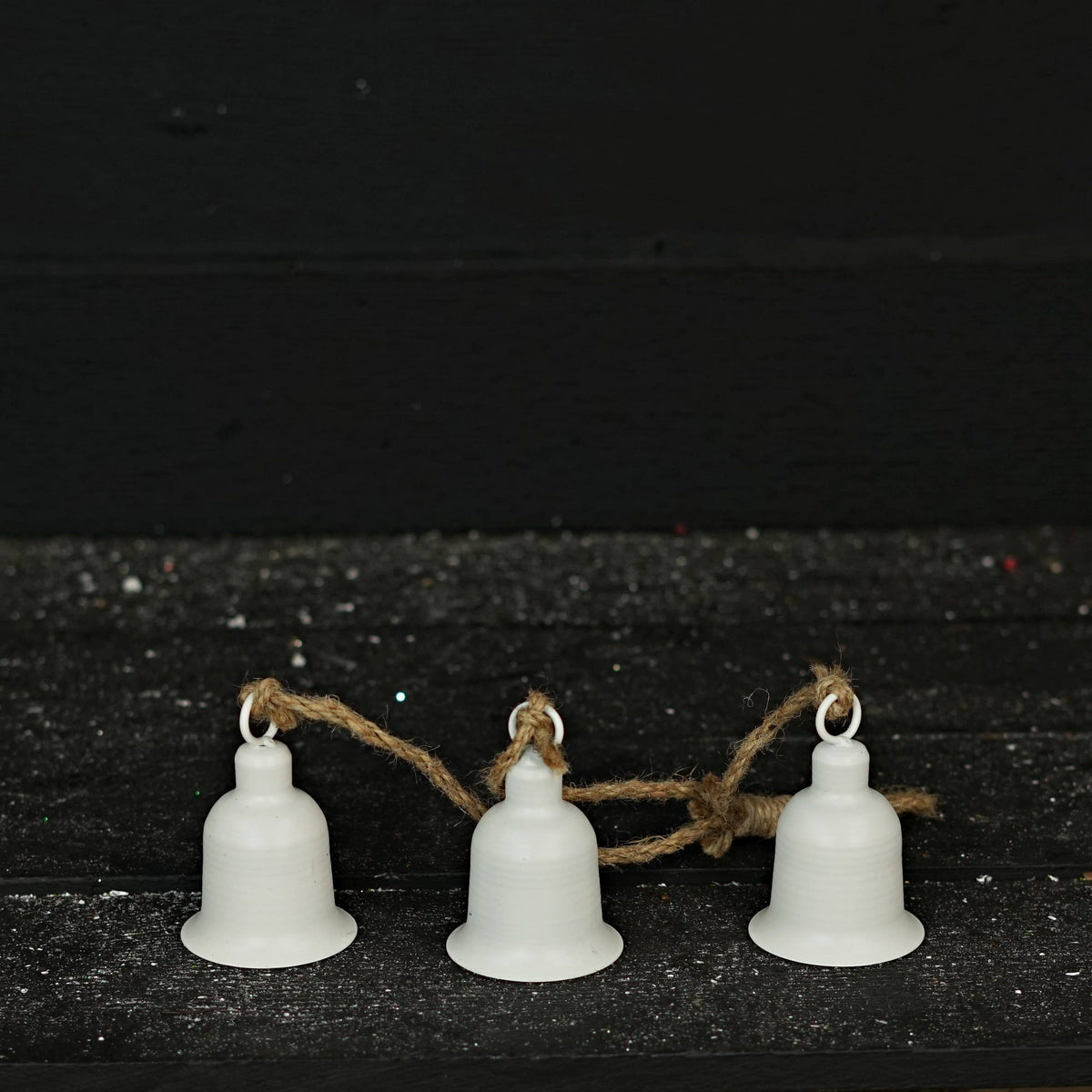 15inL White Cottage Bell Cluster- 3pcs 4Lx2.5D