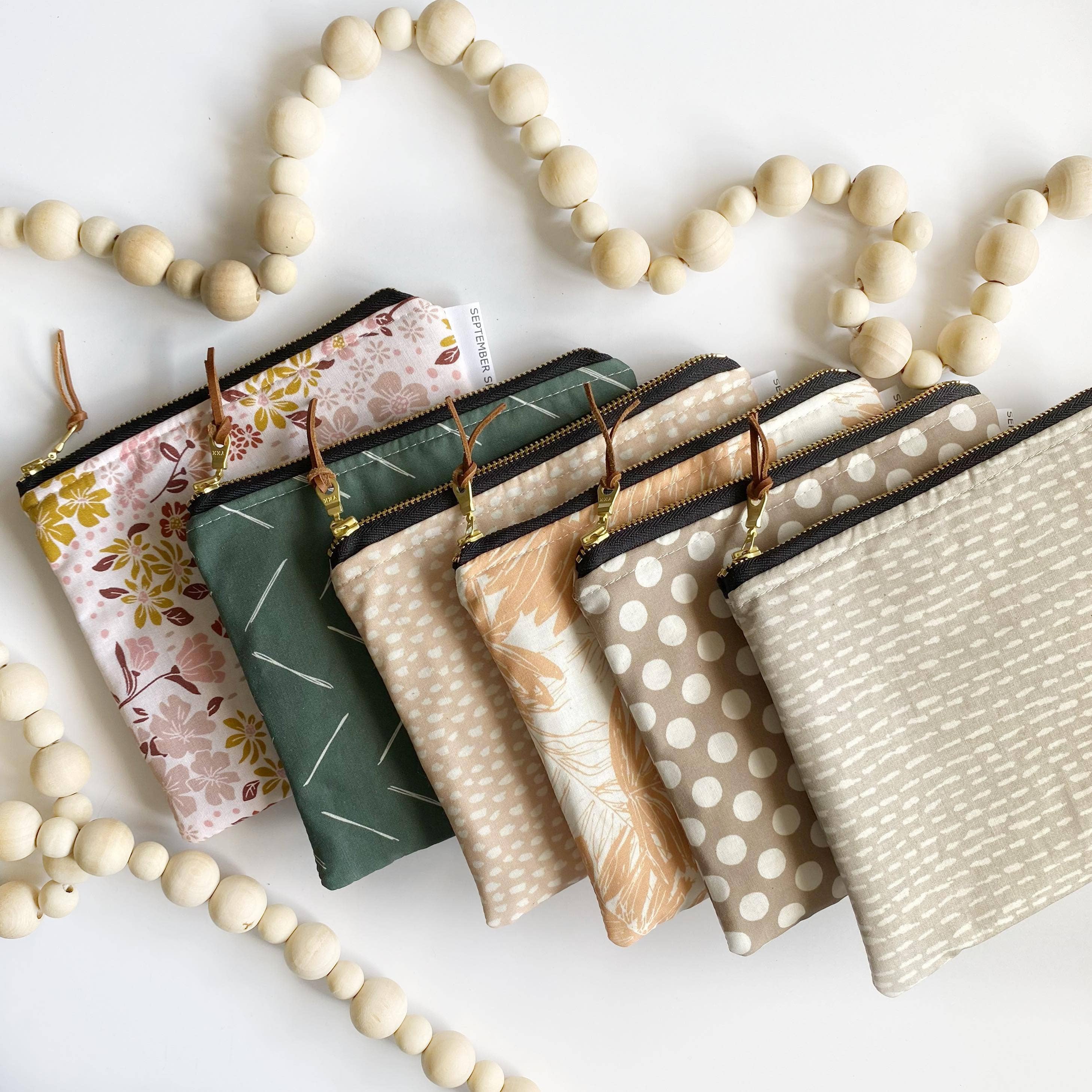 Simple zipped pouch in linen dot