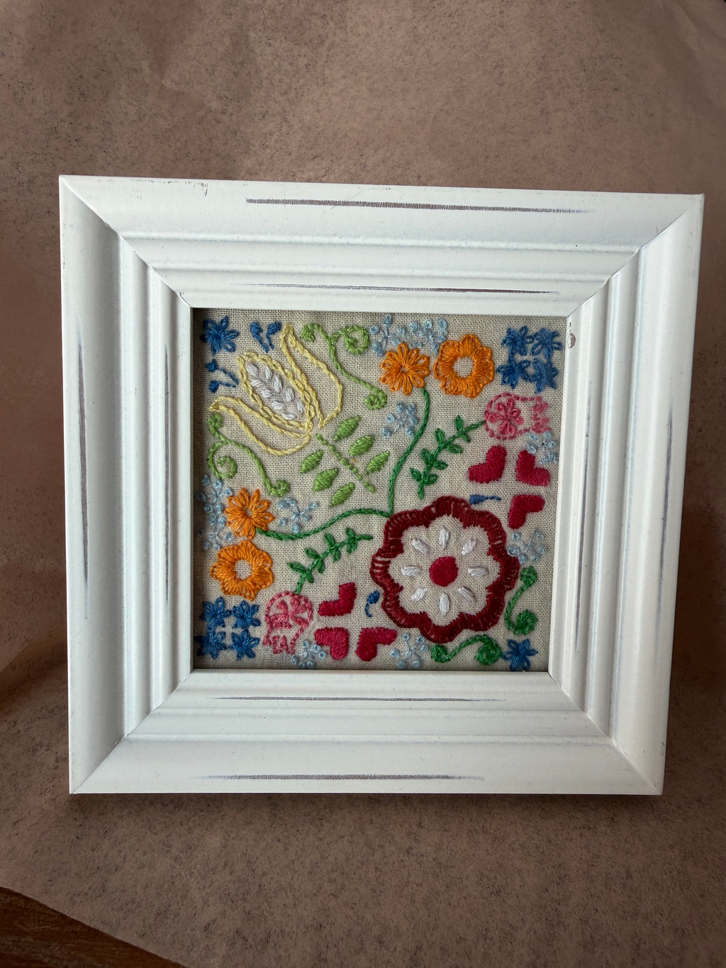 Embroidered garden design in white, square frame