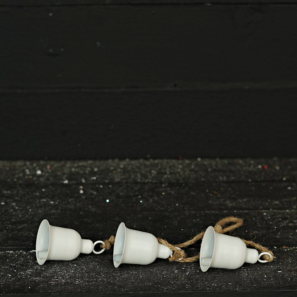 15inL White Cottage Bell Cluster- 3pcs 4Lx2.5D