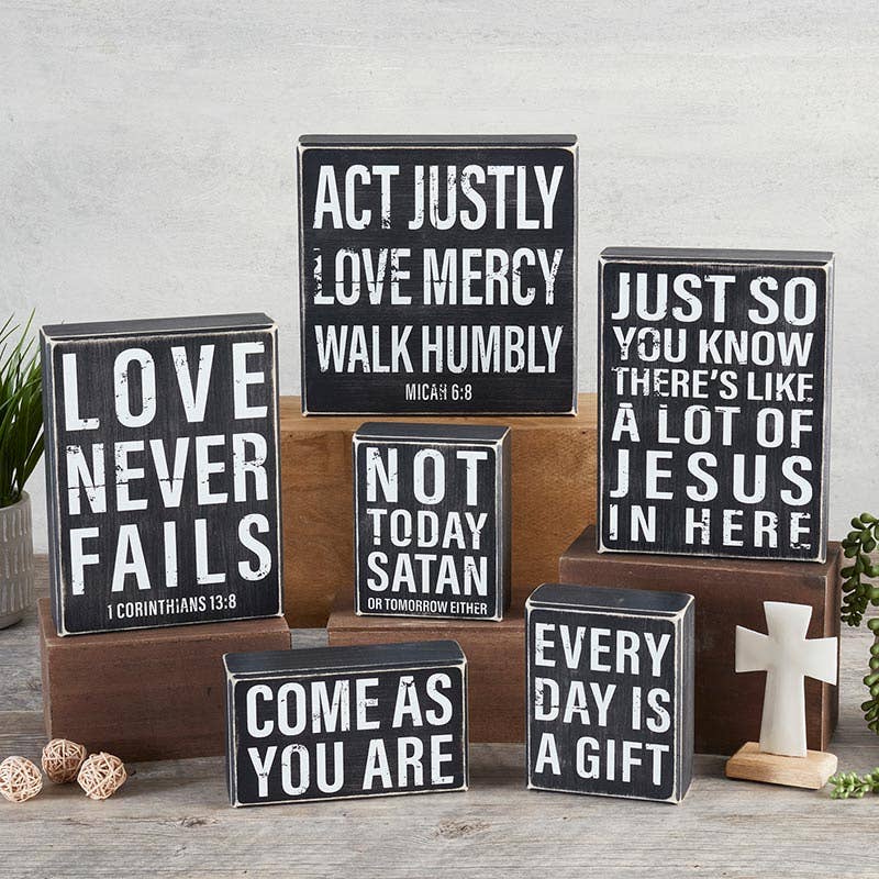 Box Sign - Love Never Fails - 6 x 8"