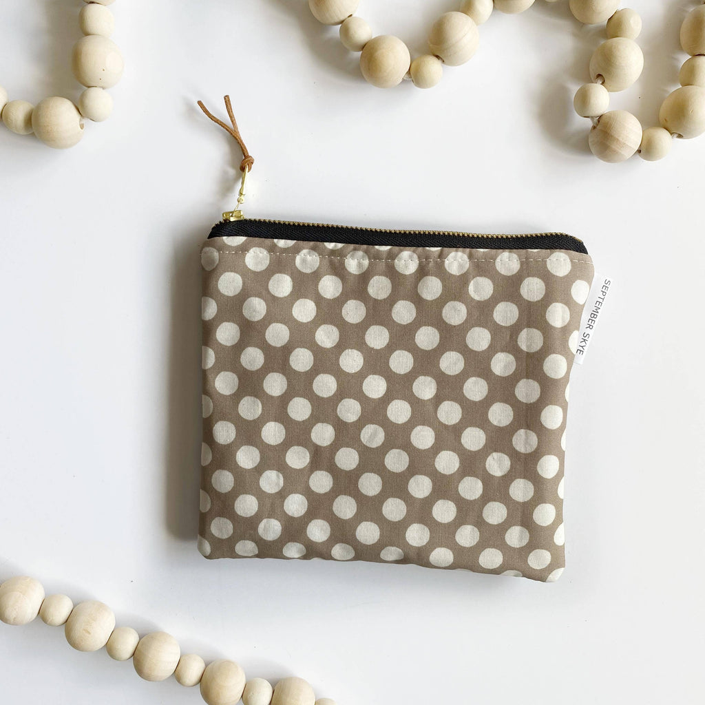 Simple zipped pouch in linen dot
